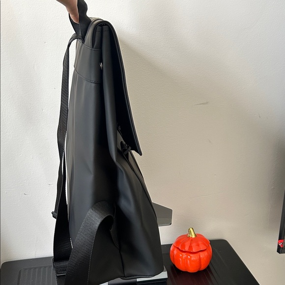 💼 Sleek & modern RAINS backpack in matte black! - Picture 5 of 11